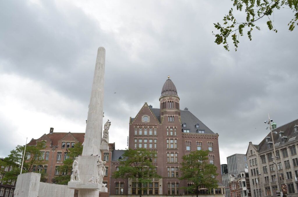 imagen de los alrededores de la plaza Dam en Ámsterdam